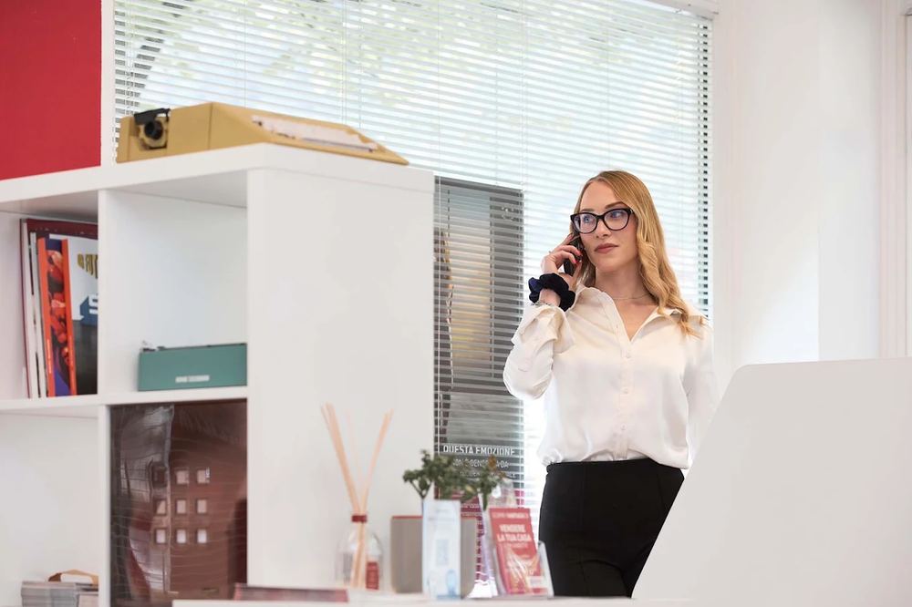 Una consulente dell'agenzia al telefono