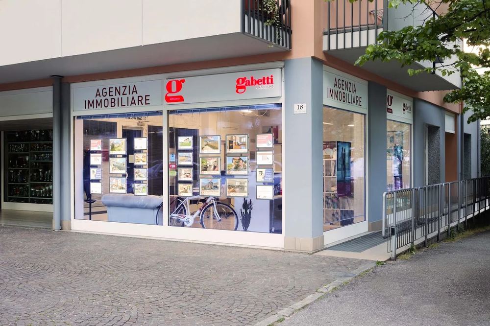 La vetrina dell'agenzia in Viale dei Tigli 18/A